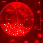 Прозрачный шар со светодиодными гирляндами